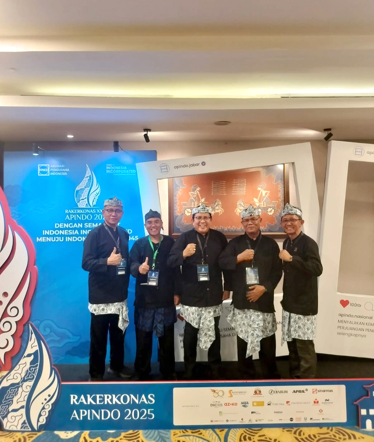 Foto bersama pada malam welcome dinner dengan Bapak Enggartiasto Lukita, Ketua Umum DPN APINDO, Kabid. Organisasi DPN/Ketua Depen DPK APINDO Kabupaten Bogor dan Tantowi Yahya pada acara Rakerkonas XXXIV DPN APINDO 2025.